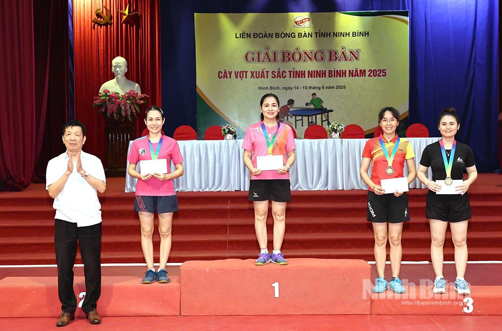 Ban tổ chức trao giải nội dung đơn nữ 19-40 tuổi cho các vận động viên.