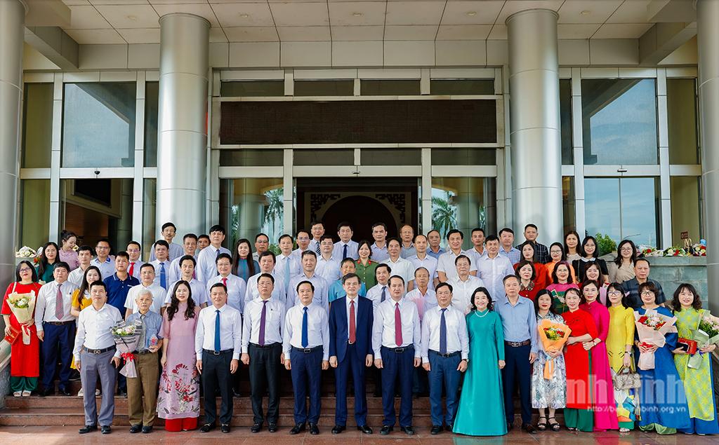 Các đồng chí lãnh đạo tỉnh chụp ảnh lưu niệm cùng các đại biểu.