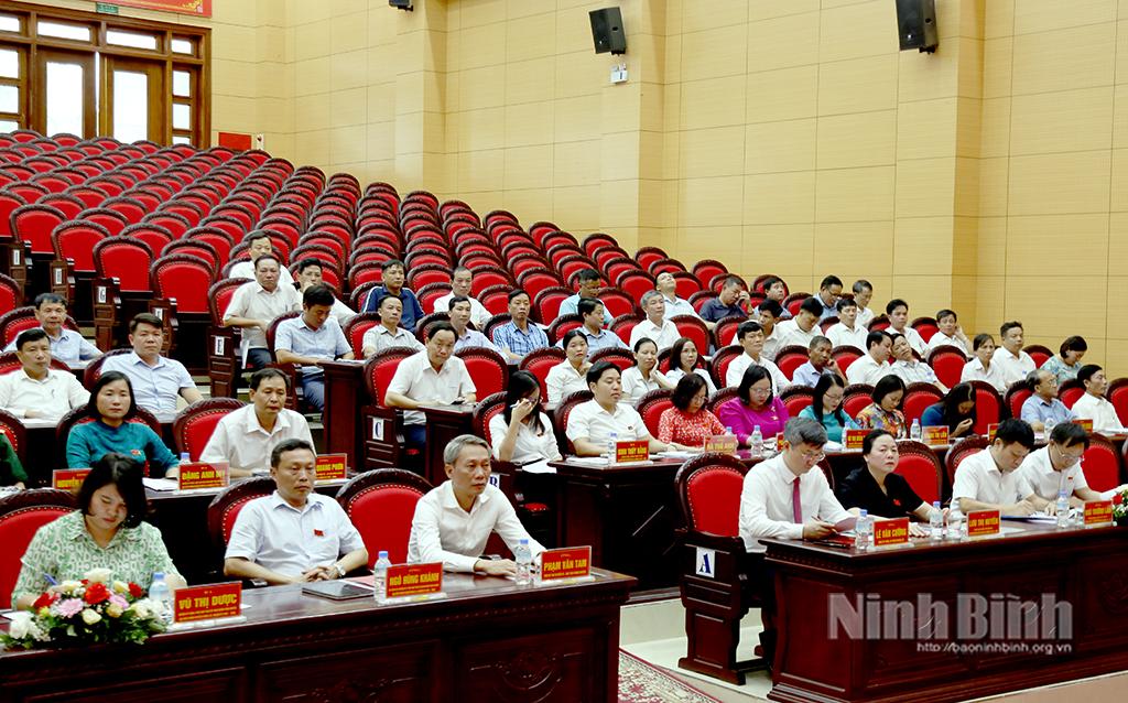 Các đại biểu dự kỳ họp.