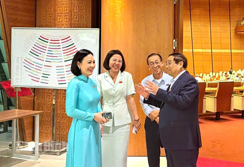 Thủ tướng Chính phủ trao đổi với các đại biểu Quốc hội tỉnh và đại biểu các địa phương bên lề phiên họp ngày 17/6. Ảnh: P.V