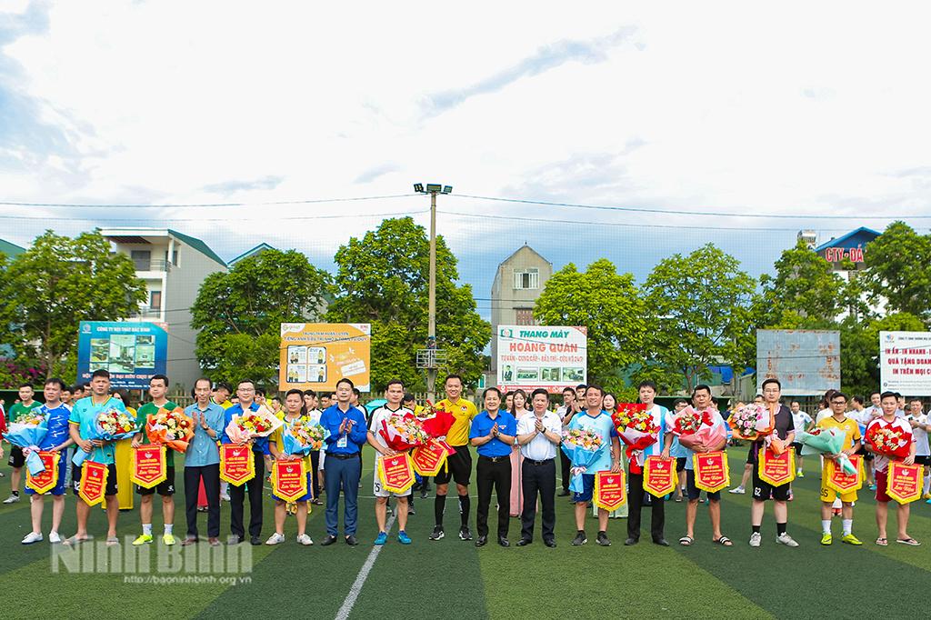 Ban tổ chức tặng hoa và Cờ lưu niệm cho các đội bóng tham gia giải.