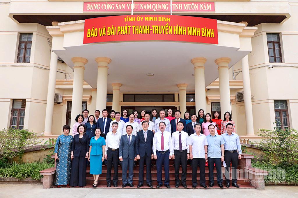 Các đồng chí lãnh đạo tỉnh với cán bộ, phóng viên, biên tập viên Báo và Đài Phát thanh - Truyền hình Ninh Bình trong ngày công bố quyết định của Ban Chấp hành Đảng bộ tinh hợp nhất hai cơ quan. Ảnh: Đức Lam