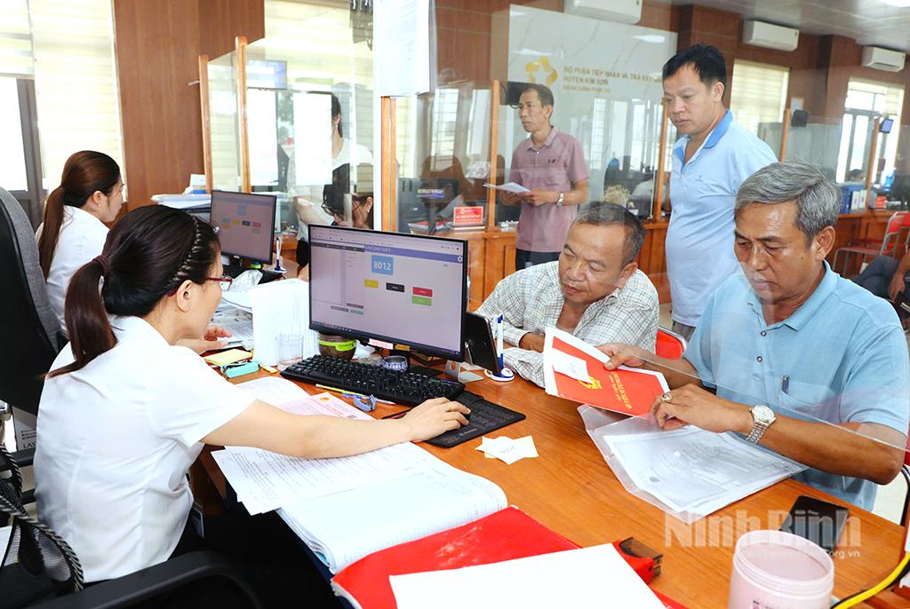 Hoạt động tại Bộ phận tiếp nhận và trả kết quả huyện Kim Sơn luôn diễn ra ổn định, không gây xáo trộn đến đời sống người dân và hoạt động hành chính.