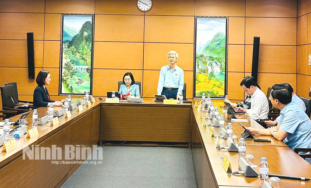 Các đại biểu tham gia thảo luận tại Tổ số 12.