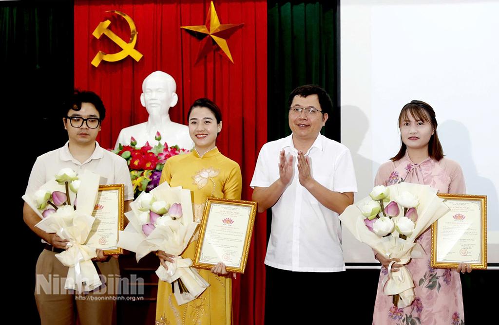 Đại diện UBND thành phố Hoa Lư trao Giấy chứng nhận quyền sử dụng nhãn hiệu “Sen Hoa Lư- Ninh Bình” cho các hộ, doanh nghiệp.