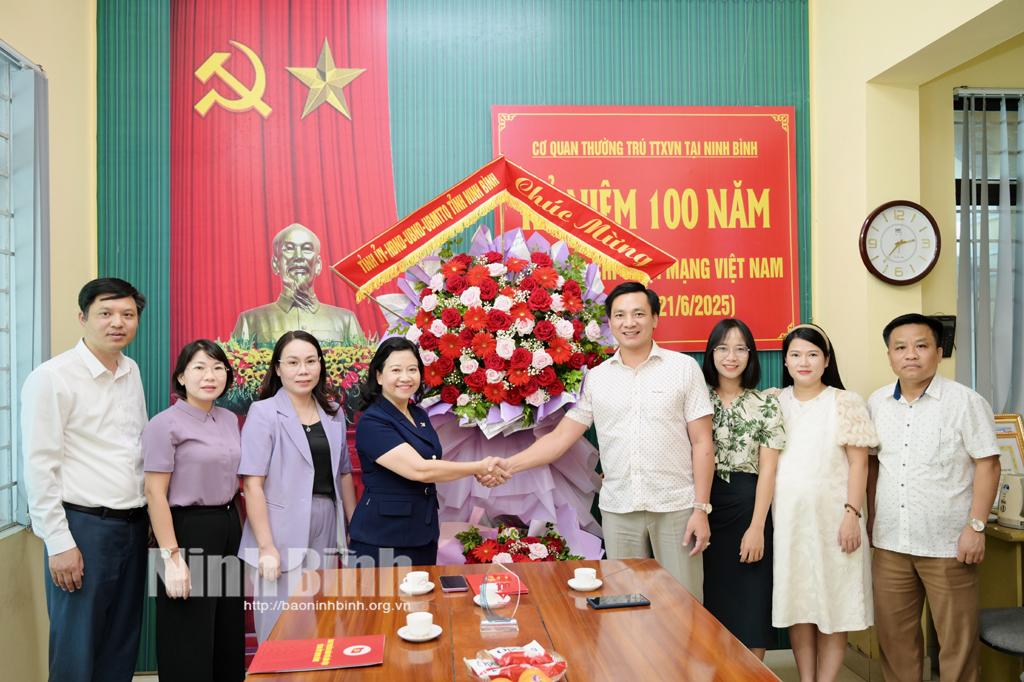 Đồng chí Trưởng Ban Tuyên giáo và Dân vận Tỉnh ủy thăm, chúc mừng Cơ quan thường trú TTXVN nhân Ngày Báo chí Cách mạng Việt Nam.