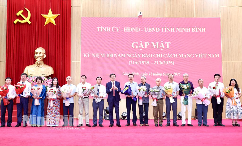 Đồng chí Bí thư Tỉnh ủy Đoàn Minh Huấn trao biểu trưng và tặng hoa cho các đồng chí lãnh đạo, nguyên lãnh đạo các cơ quan báo chí của Ninh Bình tại Hội nghị Gặp mặt kỷ niệm 100 năm Ngày Báo chí Cách mạng Việt Nam. Ảnh: Minh Quang