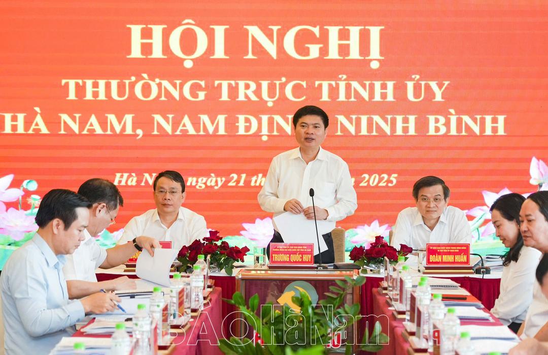 Đồng chí Trương Quốc Huy, Bí thư Tỉnh ủy, Chủ tịch UBND tỉnh, Trưởng Đoàn đại biểu Quốc hội tỉnh Hà Nam phát biểu chỉ đạo tại hội nghị.
