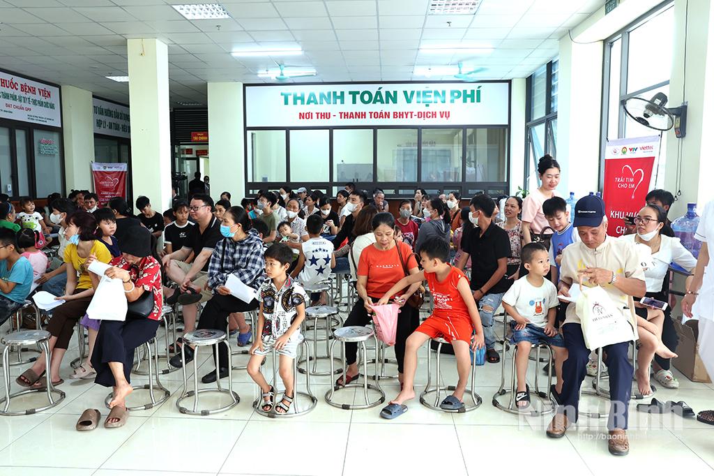 Rất đông các em đến khám sàng lọc.