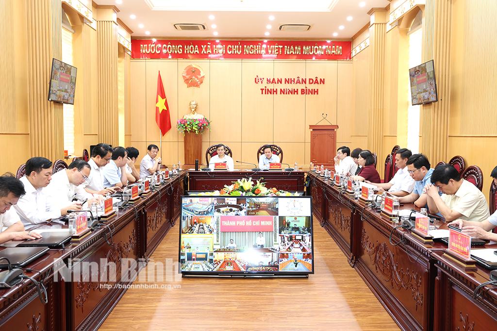 Các đại biểu dự hội nghị tại điểm cầu Ninh Bình.