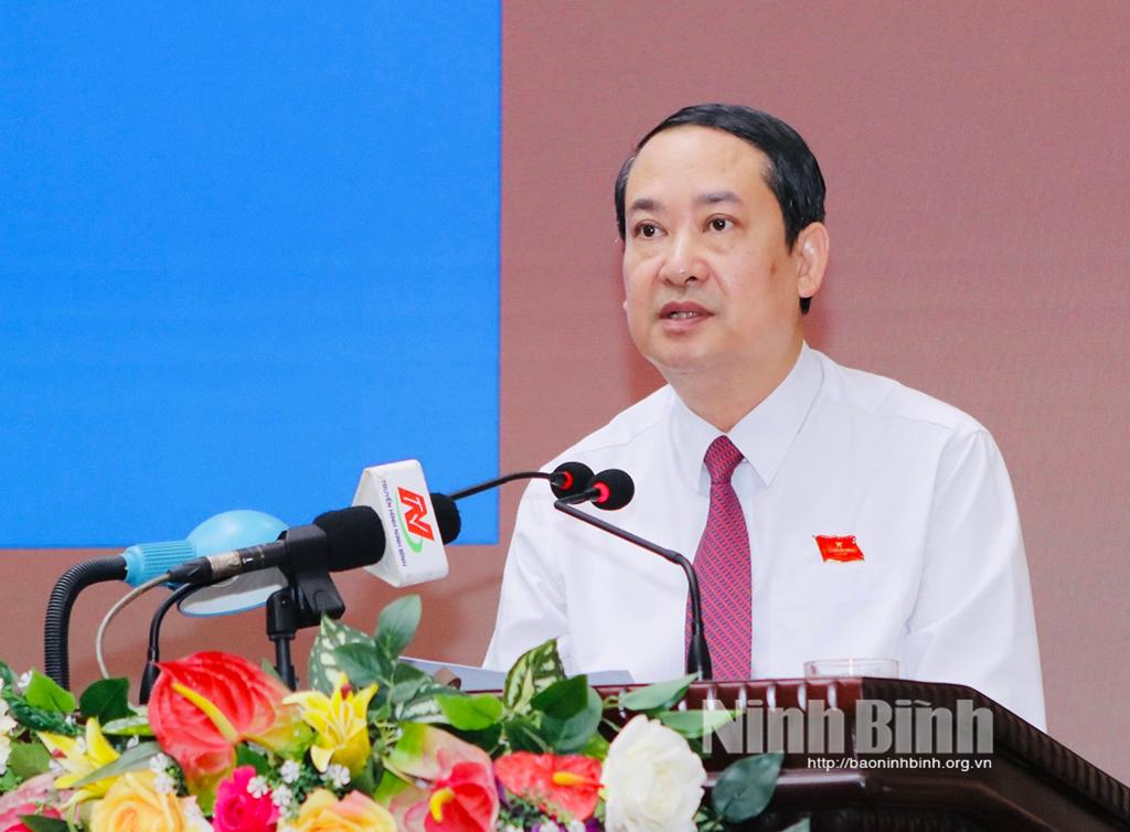 Đồng chí Mai Văn Tuất, Phó Bí thư Thường trực Tỉnh ủy, Chủ tịch HĐND tỉnh trình bày Diễn văn khai mạc Kỳ họp thường lệ giữa năm 2025, HĐND tỉnh khóa XV. Ảnh: Đức Lam