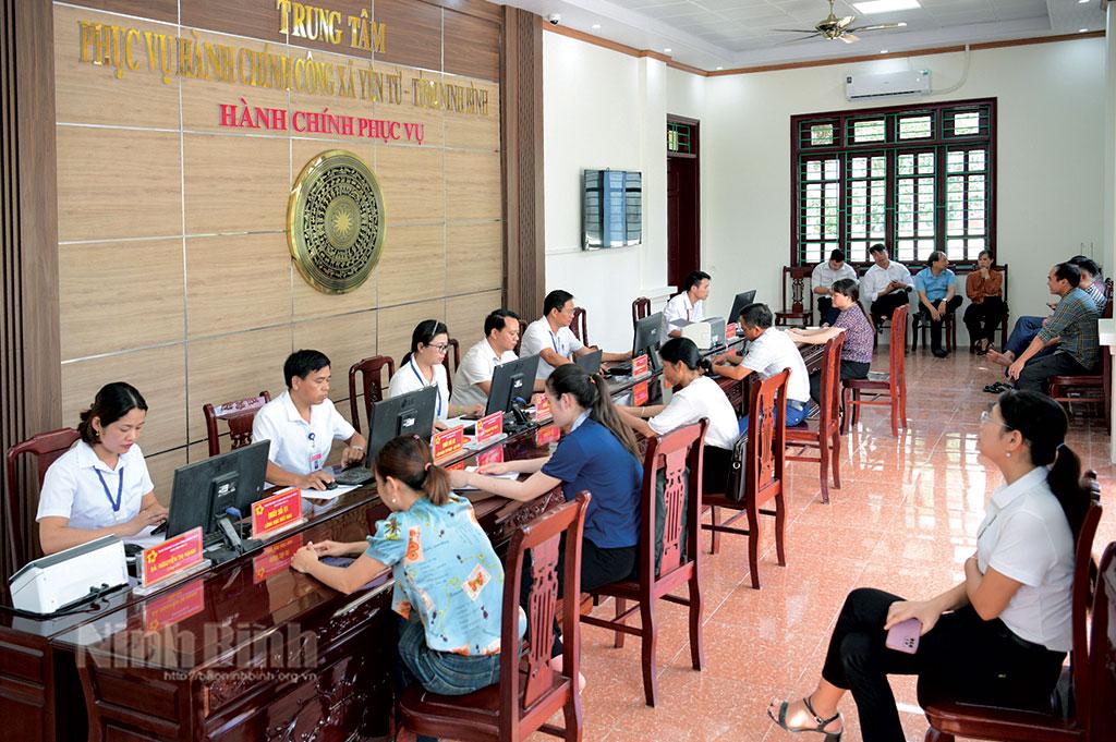 Vận hành thử nghiệm chính quyền điện tử địa phương 2 cấp tại Trung tâm phục vụ hành chính công xã Yên Từ (mới). Ảnh: Trường Giang