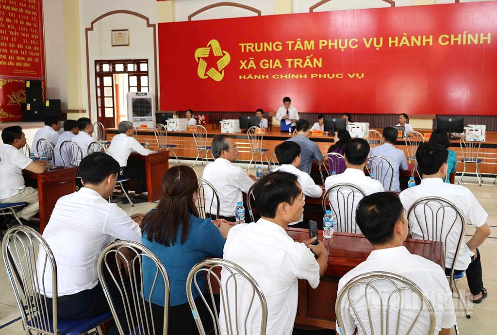 Vận hành thử nghiệm việc giải quyết TTHC cho công dân tại Trung tâm Phục vụ hành chính công xã Gia Trấn mới. Ảnh: Bùi Diệu