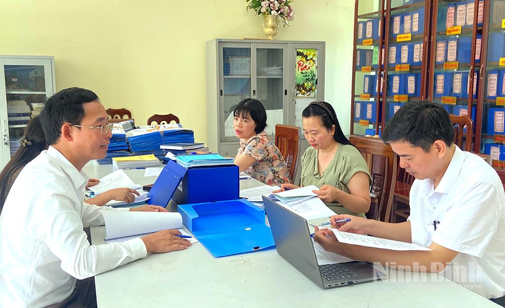 Cán bộ Sở GD&ĐT kiểm tra các điều kiện tại Điểm thi THPT Nho Quan C.