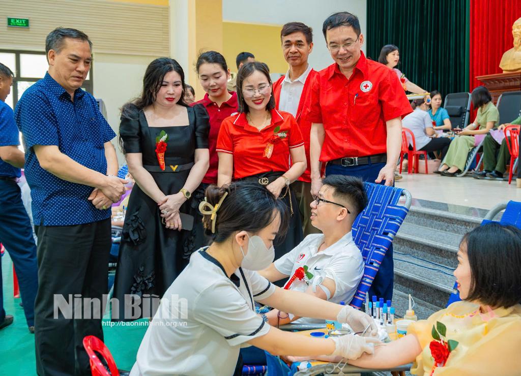 Lãnh đạo Hội Chữ thập đỏ tỉnh và lãnh đạo thành phố Tam Điệp động viên các tình nguyện viên tham gia hiến máu.