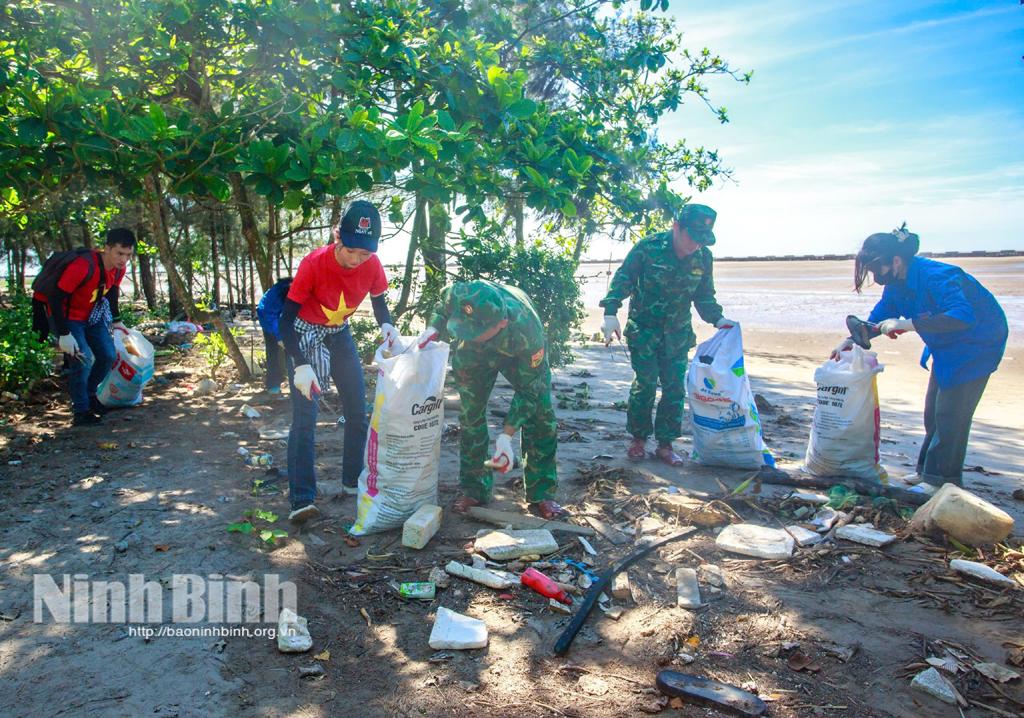 Các thành viên CLB Xanh Ninh Bình phối hợp tổ chức nhặt rác tại Cồn Nổi, Kim Sơn.