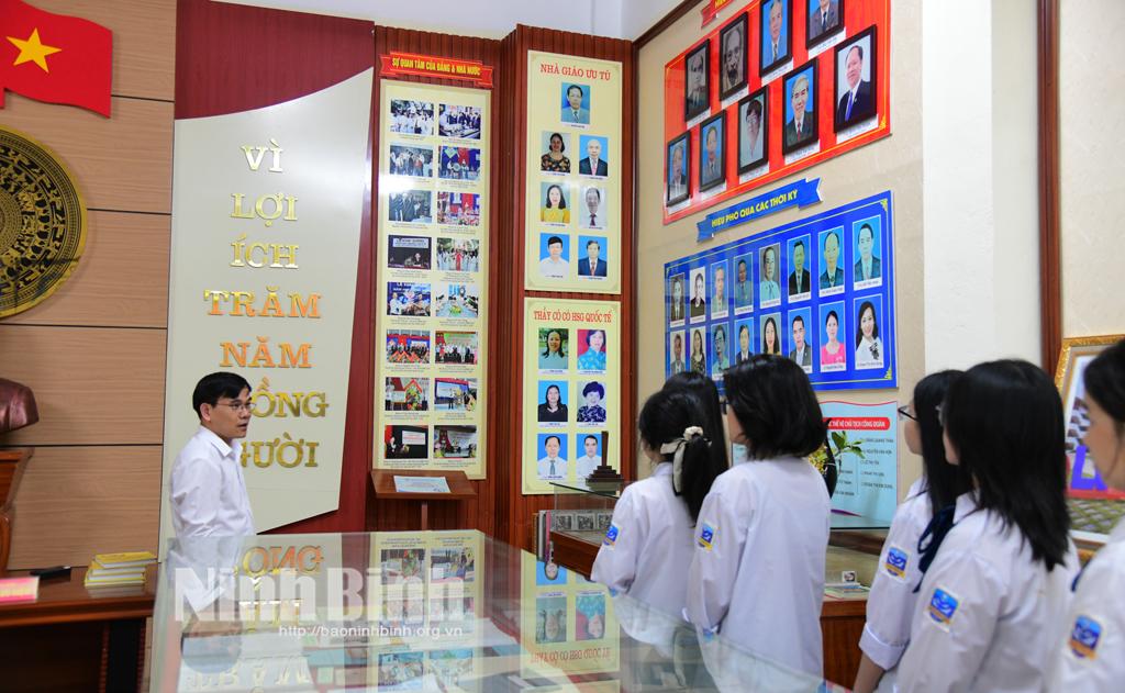 Thầy và trò cùng tìm hiểu về truyền thống của nhà trường.