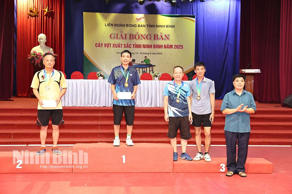 Vận động viên Nguyễn Mạnh Trường (áo vàng), giải Nhì đơn nam trên 60 tuổi Giải Bóng bàn cây vợt xuất sắc tỉnh Ninh Bình năm 2025. Ảnh: Minh Quang