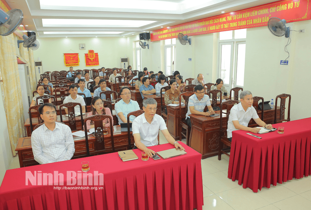 Các đại biểu dự hội nghị tại điểm cầu Ninh Bình.