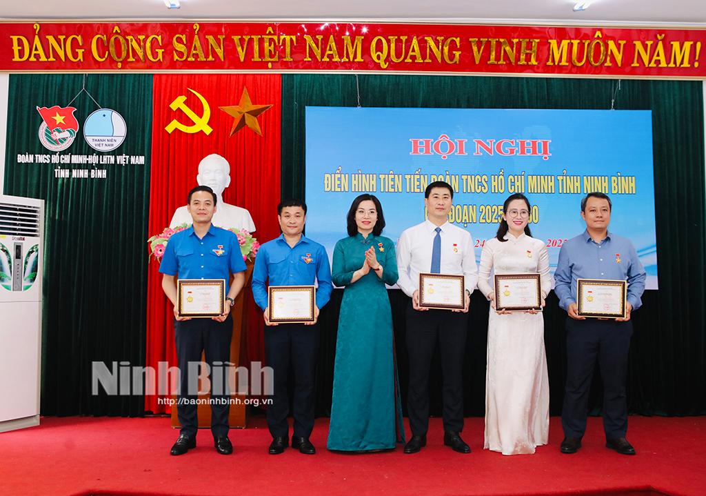 Đồng chí Đinh Thị Phượng, Phó Trưởng Ban tổ chức Tỉnh ủy trao kỷ niệm chương của Trung ương Đoàn TNCS Hồ Chí Minh cho các cá nhân tiên tiến.