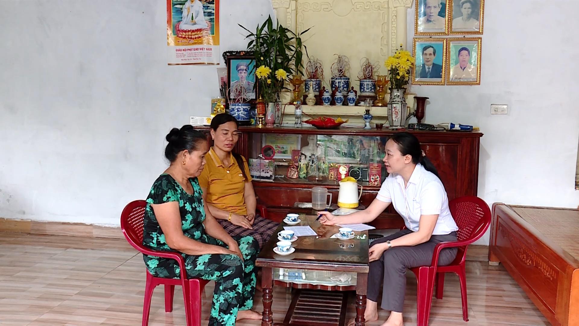 Nhân viên đại lý thu BHXH, BHYT xã Khánh Vân (Yên Khánh) tuyên truyền tại hộ gia đình về chính sách BHXH, BHYT theo Luật BHXH năm 2024.