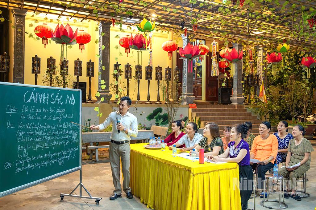 NSƯT Mai Thế Tưởng đứng lớp truyền dạy hát chèo cho người dân tại sân chùa Yên Khoái Hạ (phường Ninh Phúc, thành phố Hoa Lư). Ảnh: Ngọc Linh