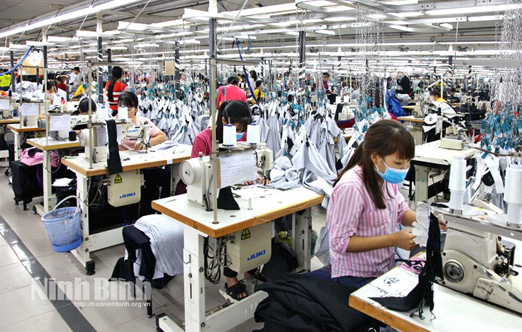 Công nhân Công ty TNHH may mặc Excel Việt Nam (Yên Khánh) được quan tâm đảm bảo việc làm, thu nhập ổn định. Ảnh: Minh Quang