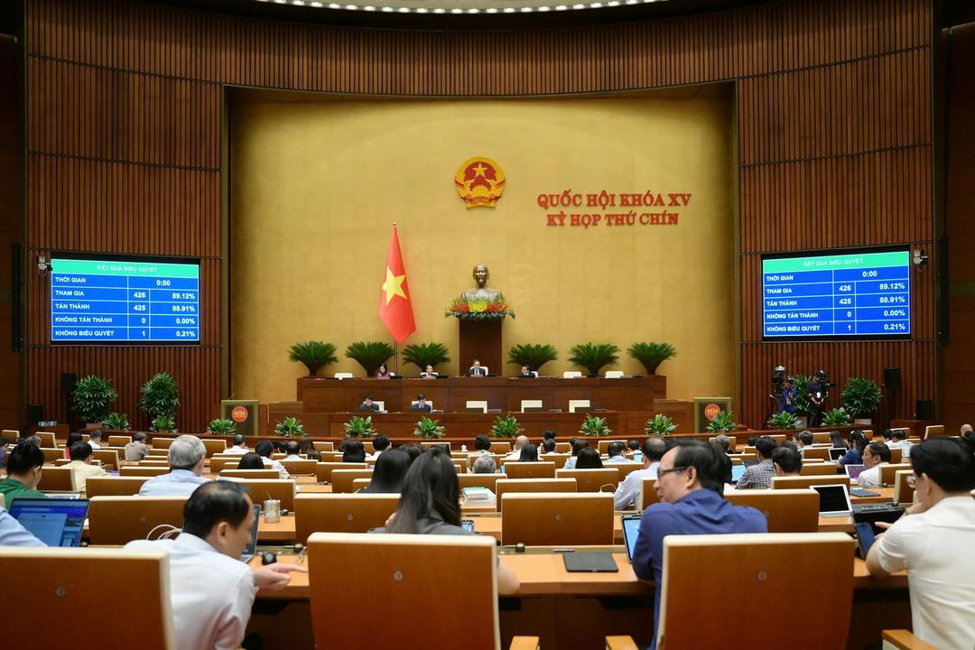 Quốc hội biểu quyết Nghị quyết của Quốc hội về việc thành lập Hội đồng bầu cử quốc gia. Ảnh: quochoi.vn