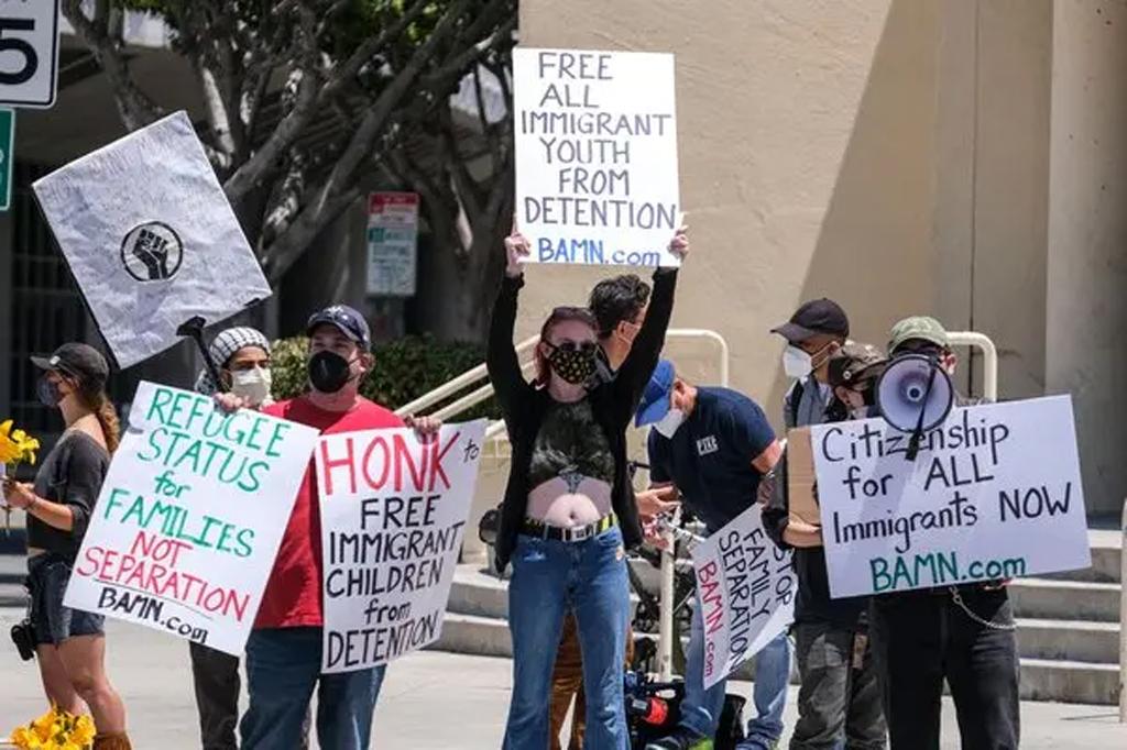 Người dân phản đổi chính sách giảm người di cư tại Mỹ. Ảnh: Newyorktimes