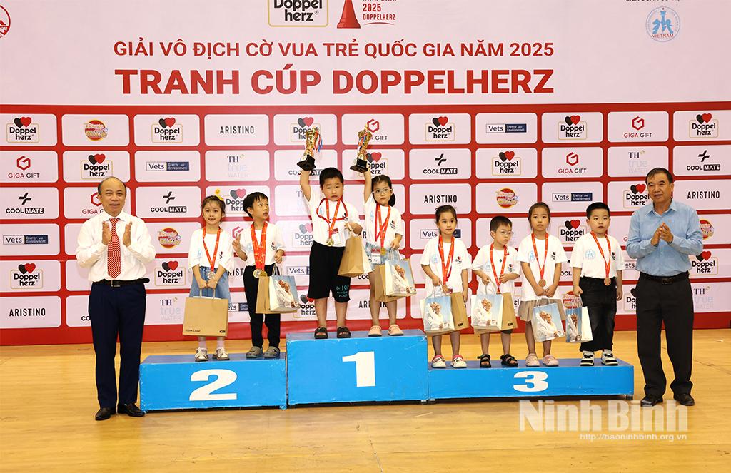 Ban tổ chức trao huy chương cho nhóm nội dung 6 tuổi.