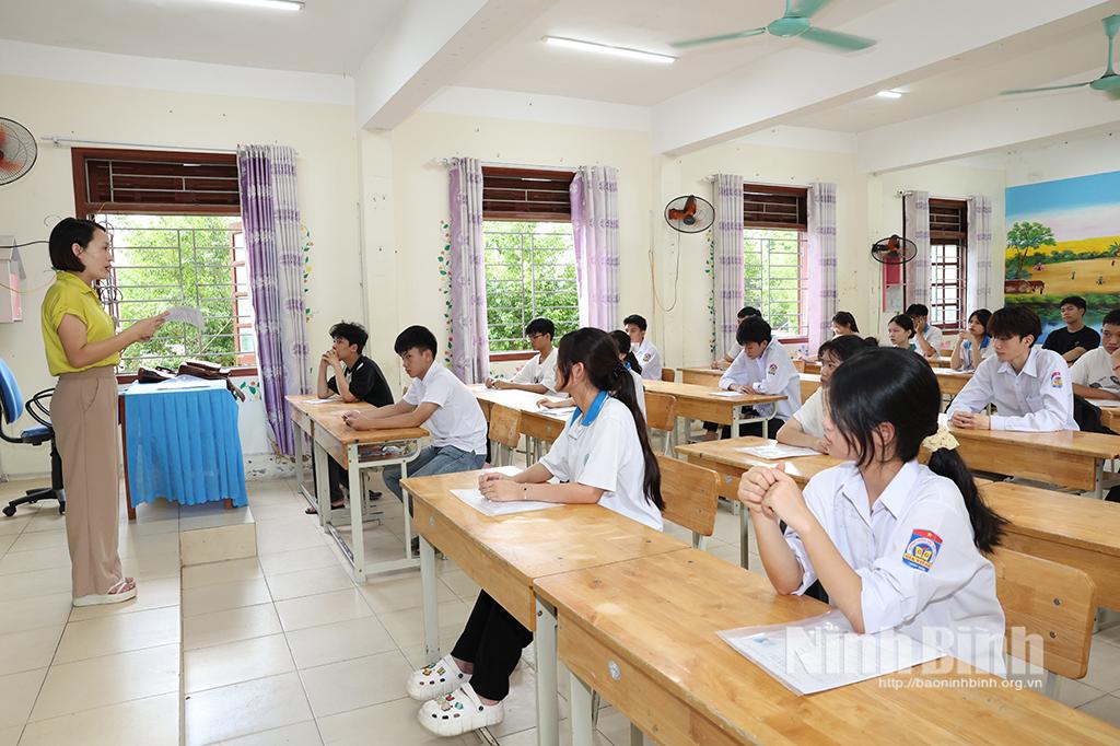 Cán bộ coi thi phổ biến quy chế thi, lịch thi tại điểm thi Trường THPT Gia Viễn A.