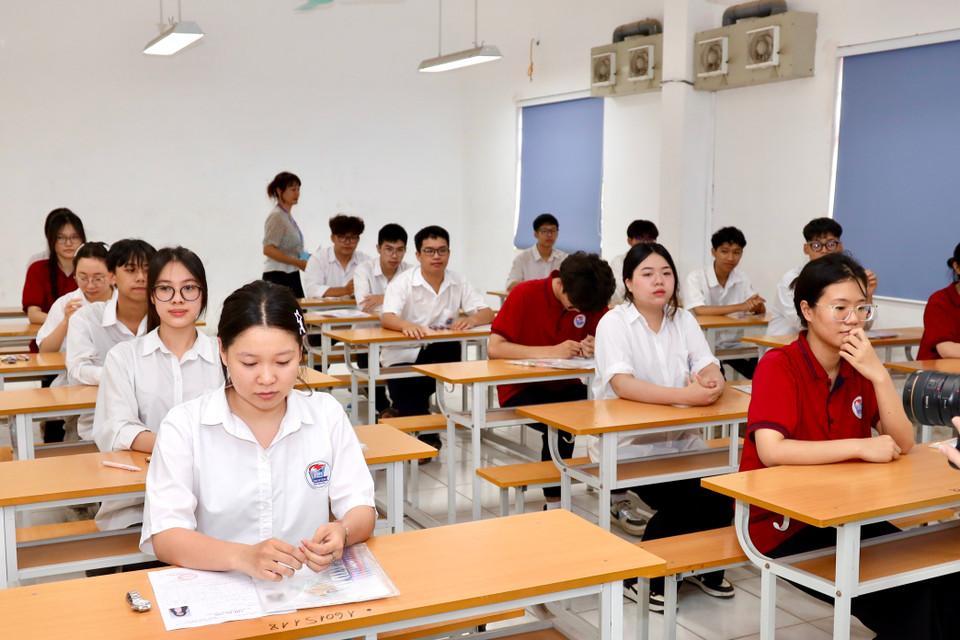 Thí sinh thi môn Ngữ văn tại điểm thi Trường THPT Hai Bà Trưng (Vĩnh Phúc). Ảnh: TTXVN