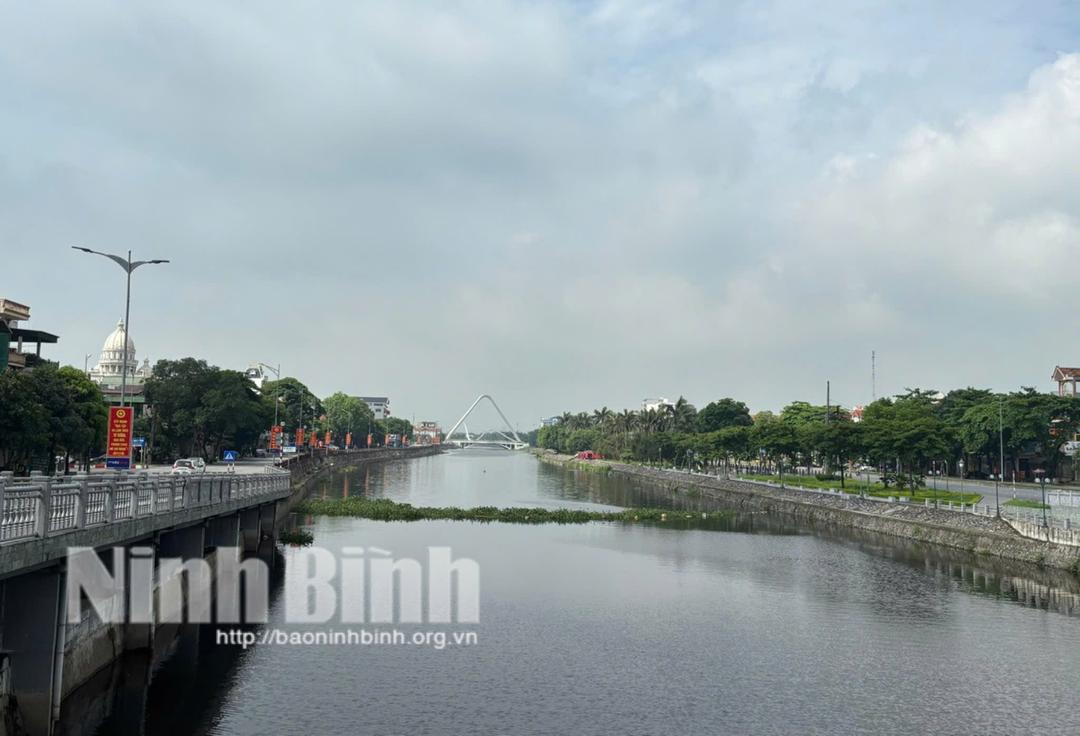 Sông Vân chảy qua thành phố Hoa Lư. Ảnh: P.V