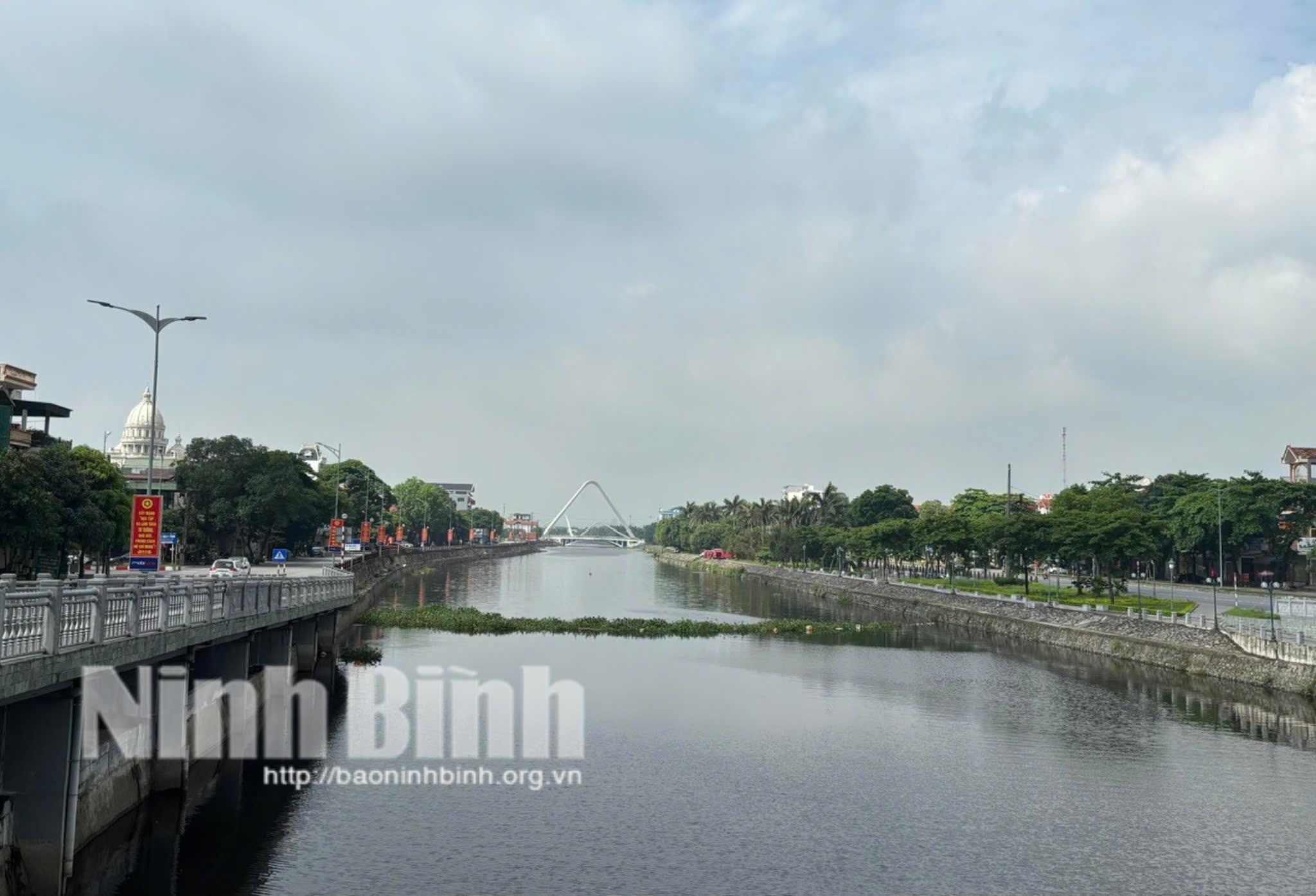 Sông Vân chảy qua thành phố Hoa Lư. Ảnh: P.V