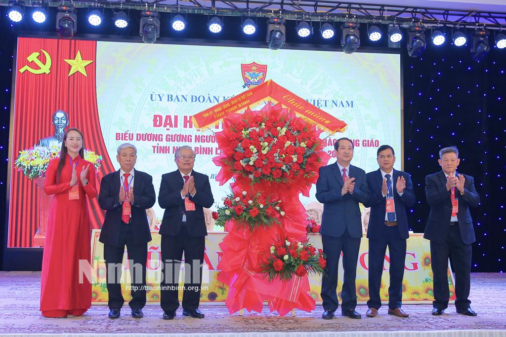 Đồng chí Mai Văn Tuất, Phó Bí thư Thường trực Tỉnh ủy, Chủ tịch HĐND tỉnh, Bí thư Đảng ủy các cơ quan Đảng tỉnh tặng hoa chúc mừng Đại hội.