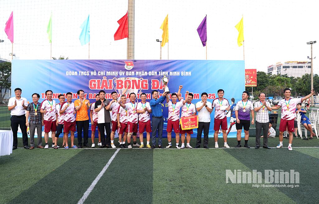 Ban tổ chức trao giải Nhất cho đội bóng Sở Xây dựng.