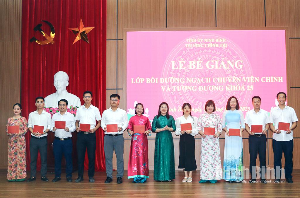 Lãnh đạo Trường Chính trị tỉnh trao Giấy chứng nhận ngạch chuyên viên chính và tương đương cho các học viên.