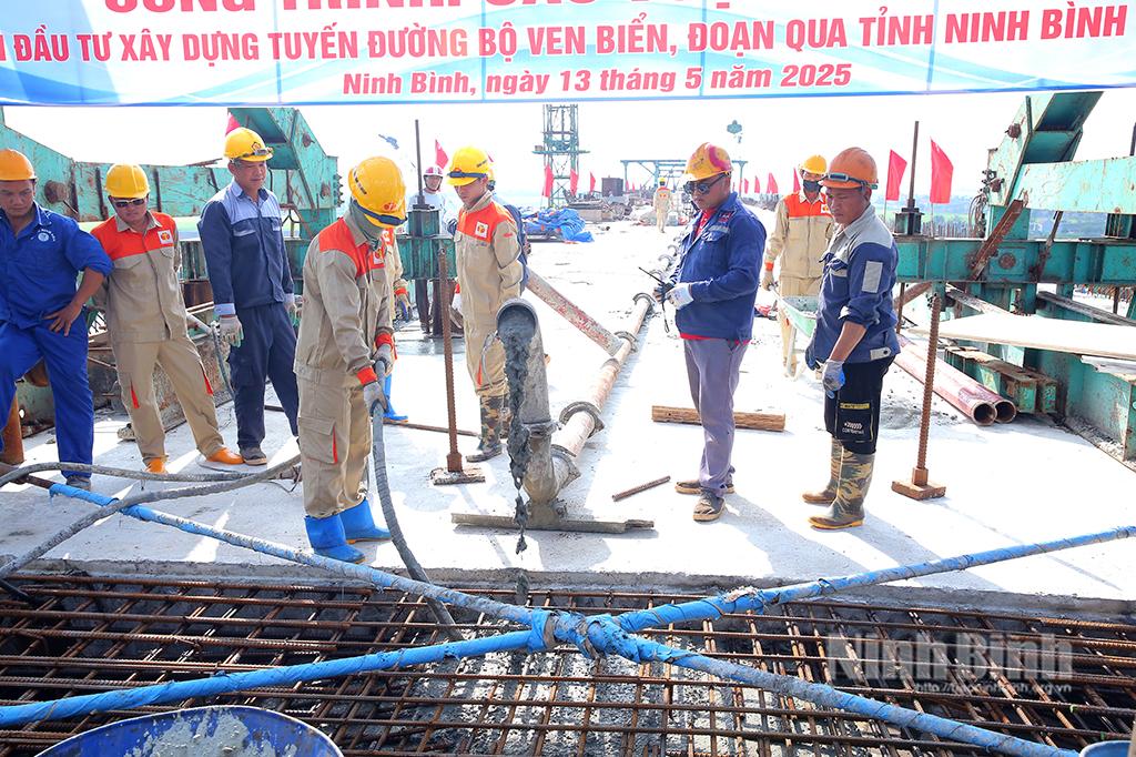 Hợp long công trình cầu vượt sông Đáy, thuộc Dự án Đầu tư xây dựng tuyến đường bộ ven biển đoạn qua tỉnh Ninh Bình. Ảnh: Anh Tuấn