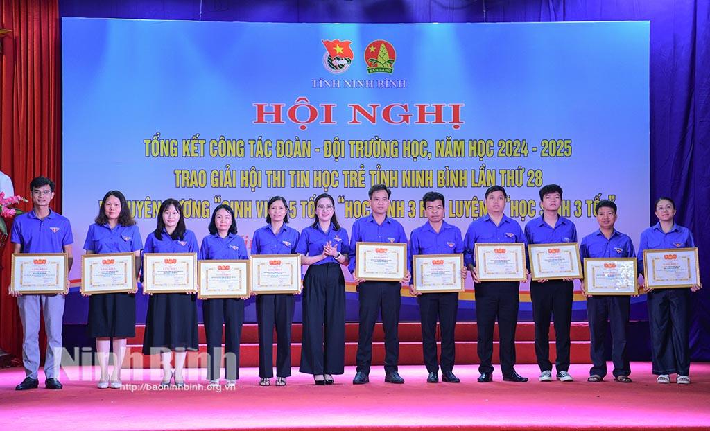 Lãnh đạo Tỉnh Đoàn khen thưởng các tập thể có thành tích trong công tác Đoàn năm học 2024-2025.