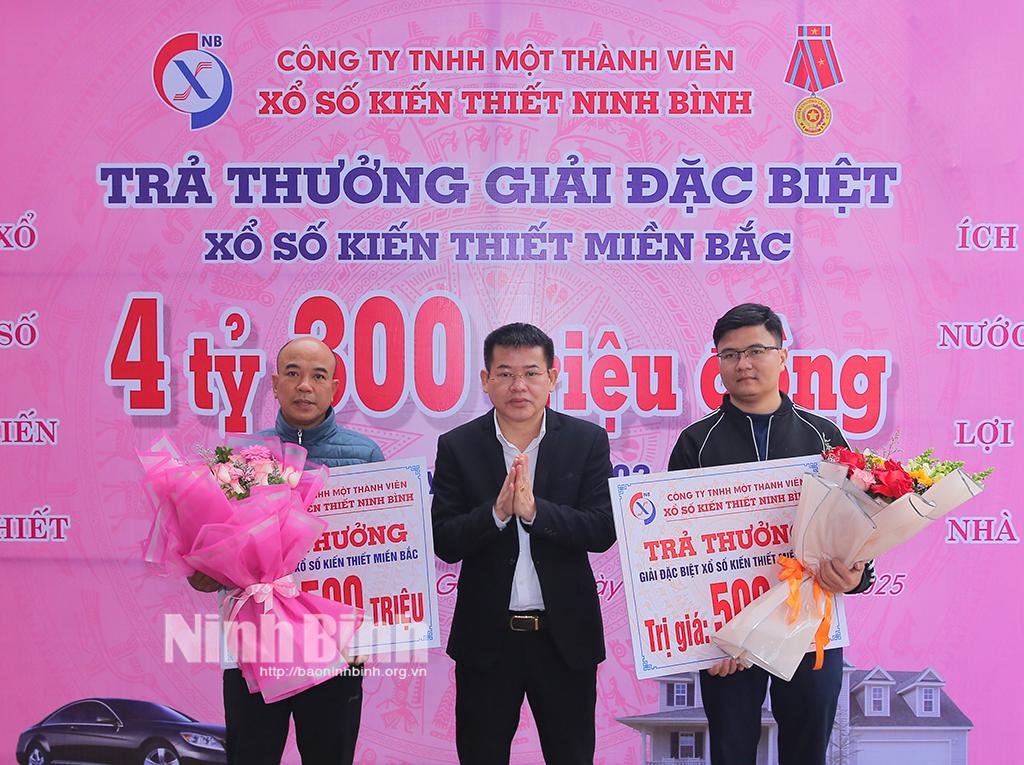 Lãnh đạo Công ty TNHH MTV Xổ số kiến thiết Ninh Bình trao thưởng cho người may mắn trúng giải (tháng 2/2025). Ảnh: P.V