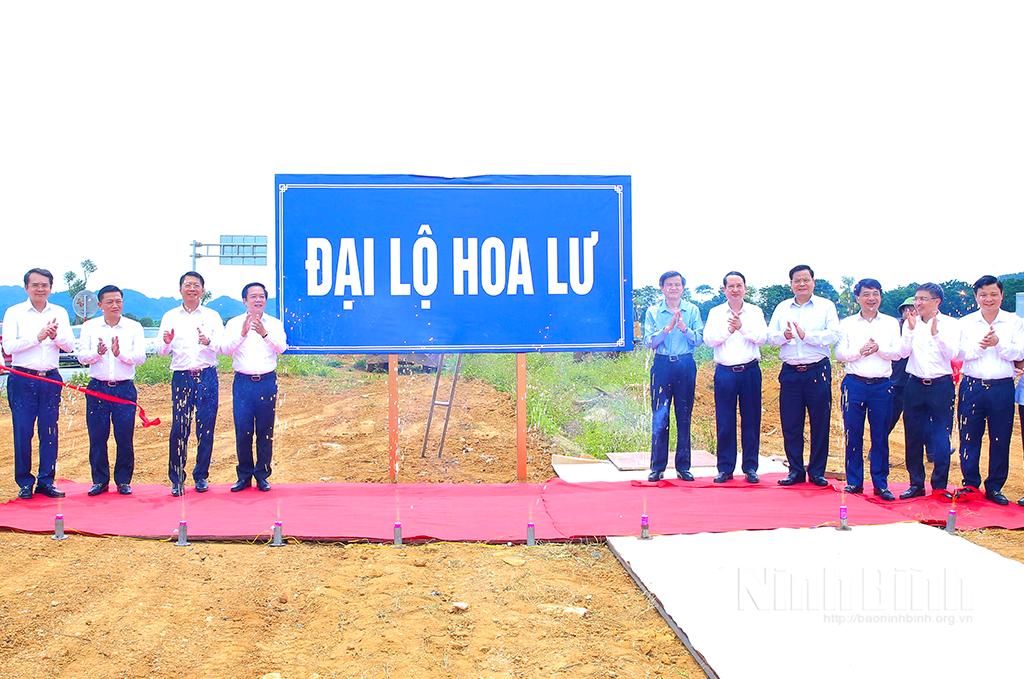Các đại biểu thực hiện nghi thức gắn biển Đại lộ Hoa Lư.
