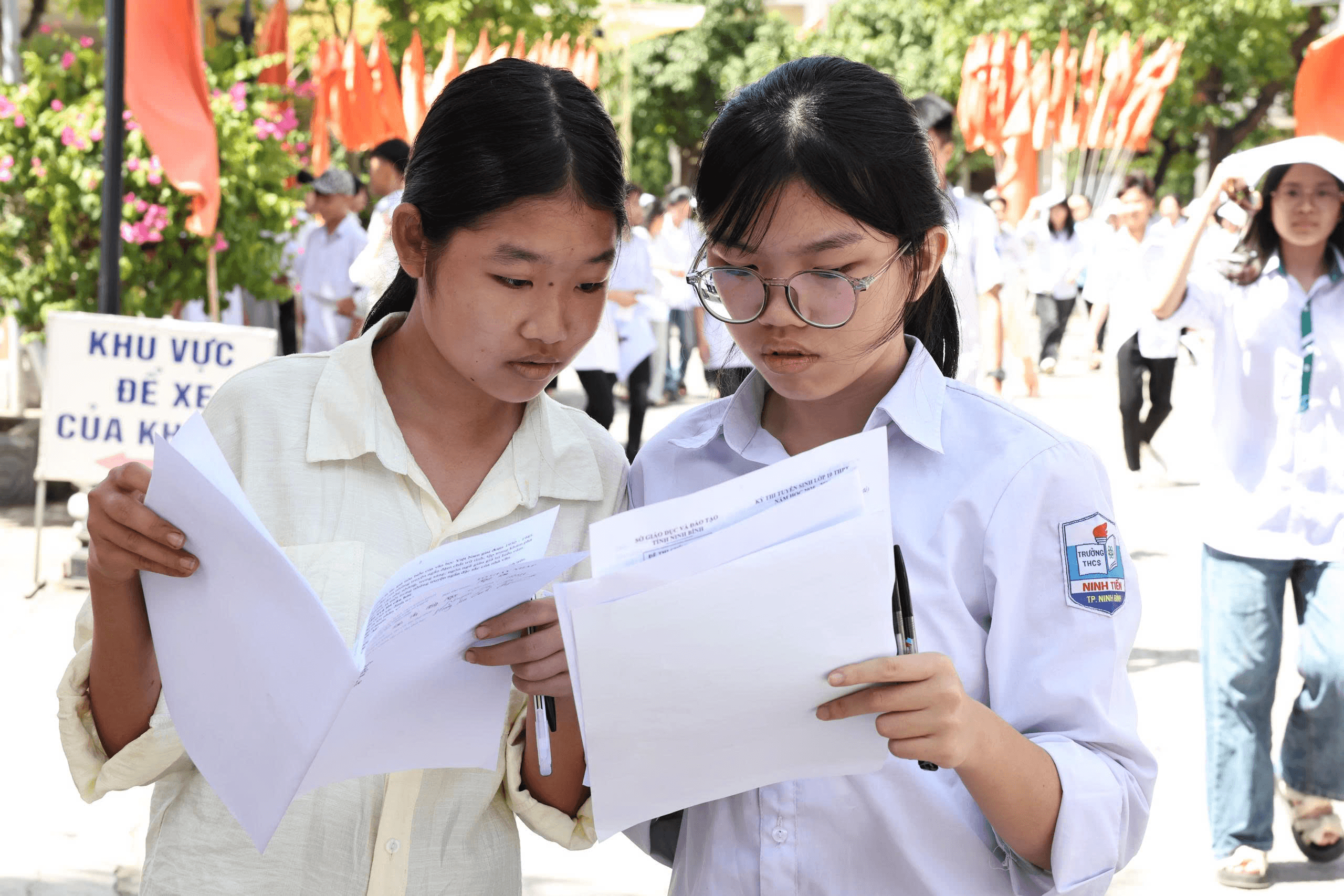 Học sinh trao đổi bài sau kỳ thi vào lớp 10 THPT năm học 2025-2026. Ảnh: Hồng Vân