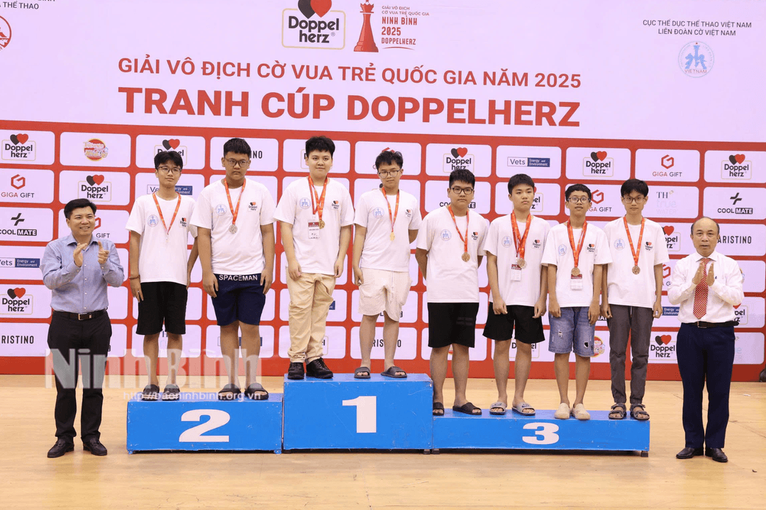 Ban Tổ chức trao thưởng cho các vận động viên đạt giải tại Giải vô địch Cờ vua trẻ Quốc gia năm 2025 tranh cúp DOPPELHERZ. Ảnh: Minh Quang