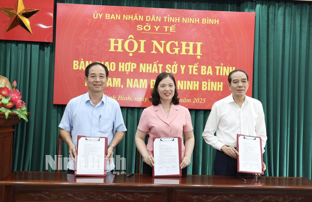 Lãnh đạo Sở Y tế ba tỉnh Nam Định, Hà Nam, Ninh Bình ký kết biên bản bàn giao hợp nhất Sở Y tế ba tỉnh.