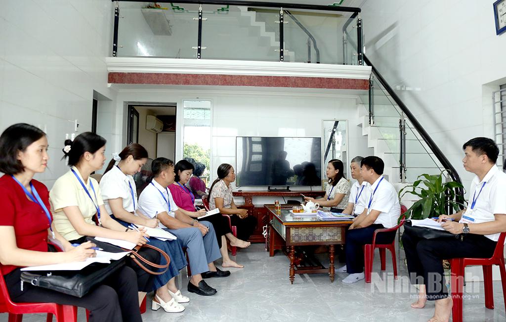 Đại diện Ban chỉ đạo Tổng đều tra, giám sát viên cấp tỉnh tham dự phỏng vấn điều tra tại hộ dân cư thuộc xã Phát Diệm.