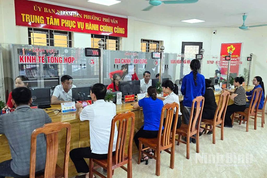 Đoàn viên, thanh niên phường Phù Vân hỗ trợ người dân tới thực hiện TTHC tại Trung tâm phục vụ hành chính công phường.