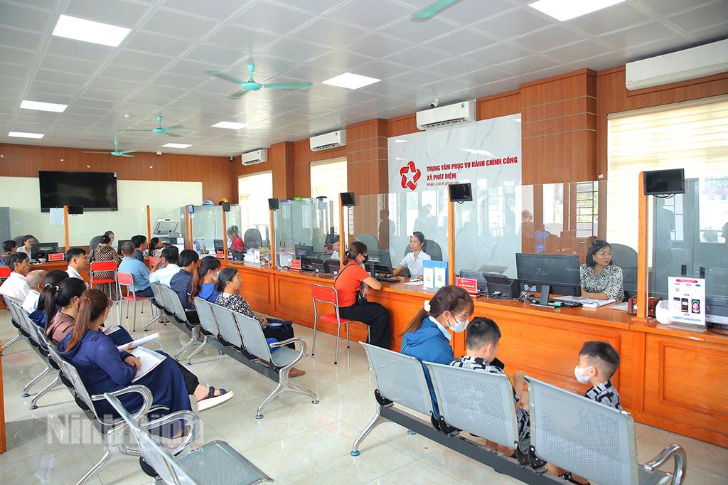 Tại Trung tâm phục vụ hành chính công xã Phát Diệm có khá đông người dân đến làm thủ tục hành chính nhưng vẫn đảm bảo trật tự, thông suốt. Ảnh: Anh Tuấn)