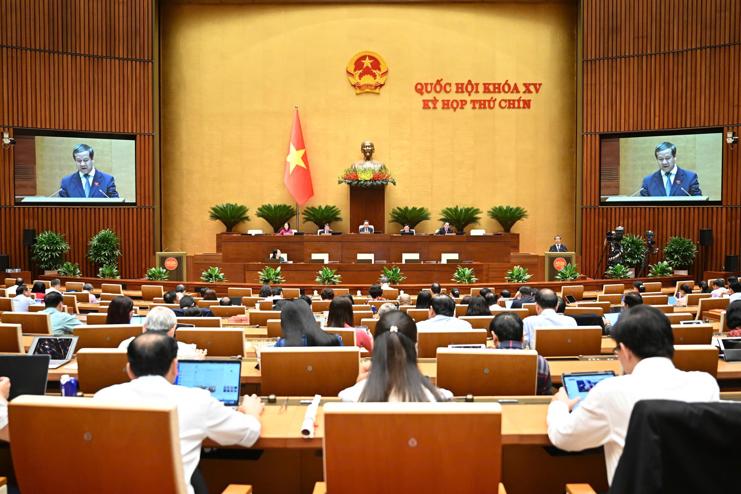 Tại kỳ họp thứ 9, Quốc hội khóa XV, Quốc hội biểu quyết thông qua Nghị quyết miễn, hỗ trợ học phí đối với trẻ em mầm non, học sinh phổ thông, người học chương trình giáo dục phổ thông trong cơ sở giáo dục thuộc hệ thống giáo dục quốc dân. Ảnh: Quochoi.vn