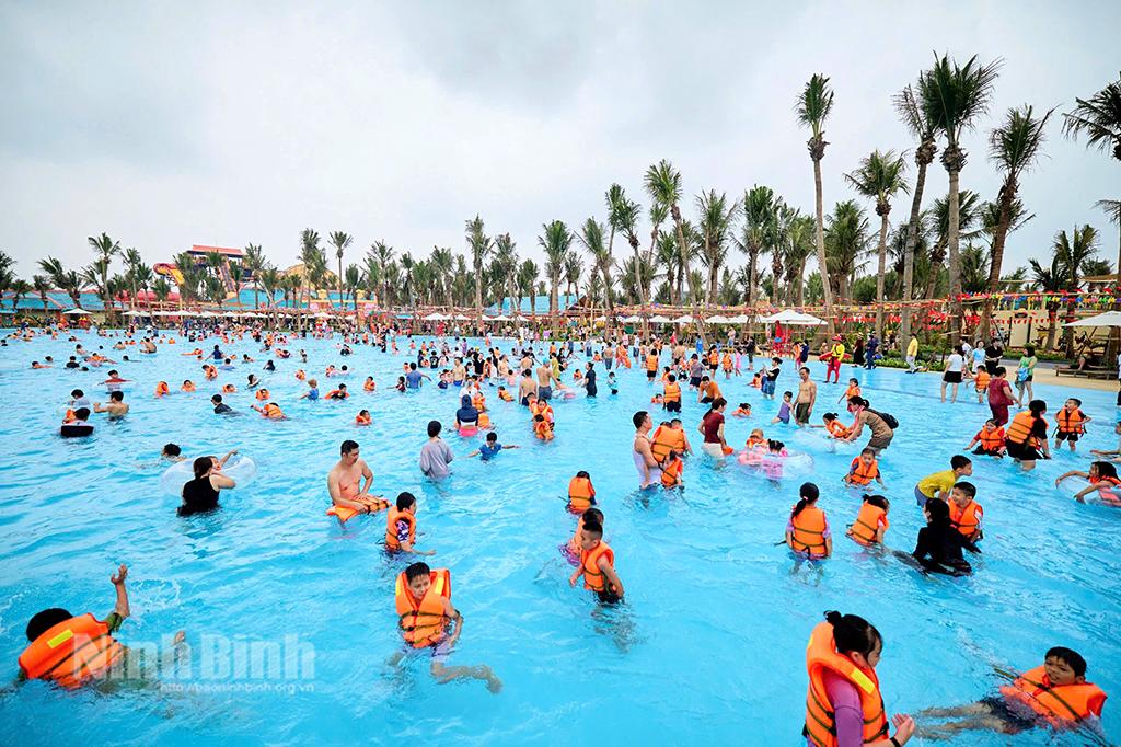 Công viên nước Sun World Ha Nam thu hút đông đảo nhân dân và du khách đến trải nghiệm các dịch vụ giải trí.