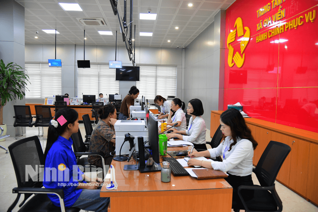 Cán bộ, công chức Trung tâm Phục vụ hành chính công xã Gia Viễn phục vụ tận tình các tổ chức và công dân đến làm các thủ tục hành chính. Ảnh: Hồng Giang